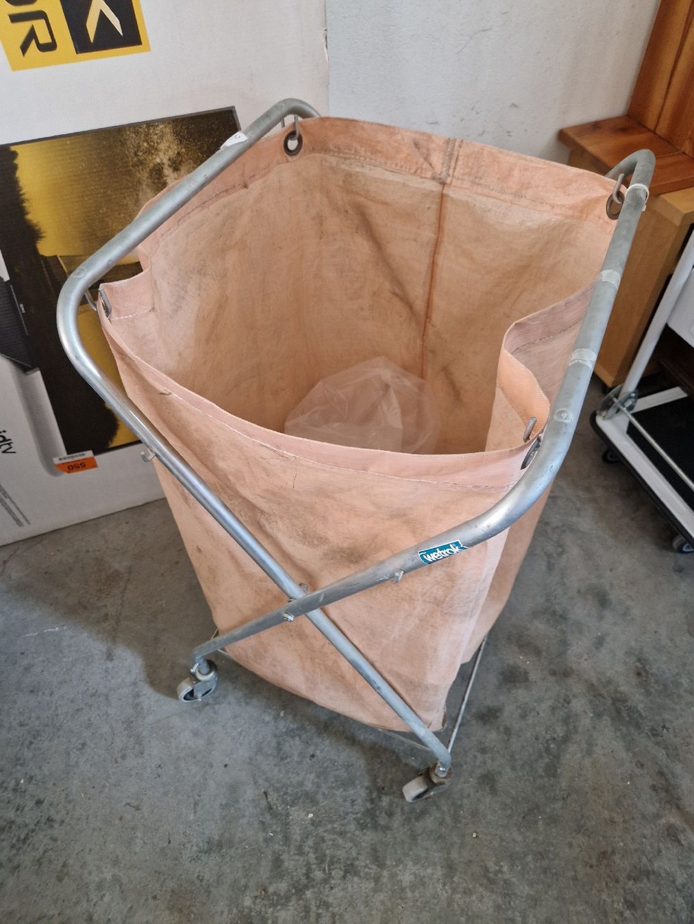 Cestini per rifiuti: Wäsche oder Abfallkorb auf Rollen Metall rosa Sack – Usato da Mörigen venduto da Clio111