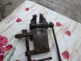 Antik SCHRAUBSTOCK SCHRAUBZWINGE Feldschraubstock Schmiede