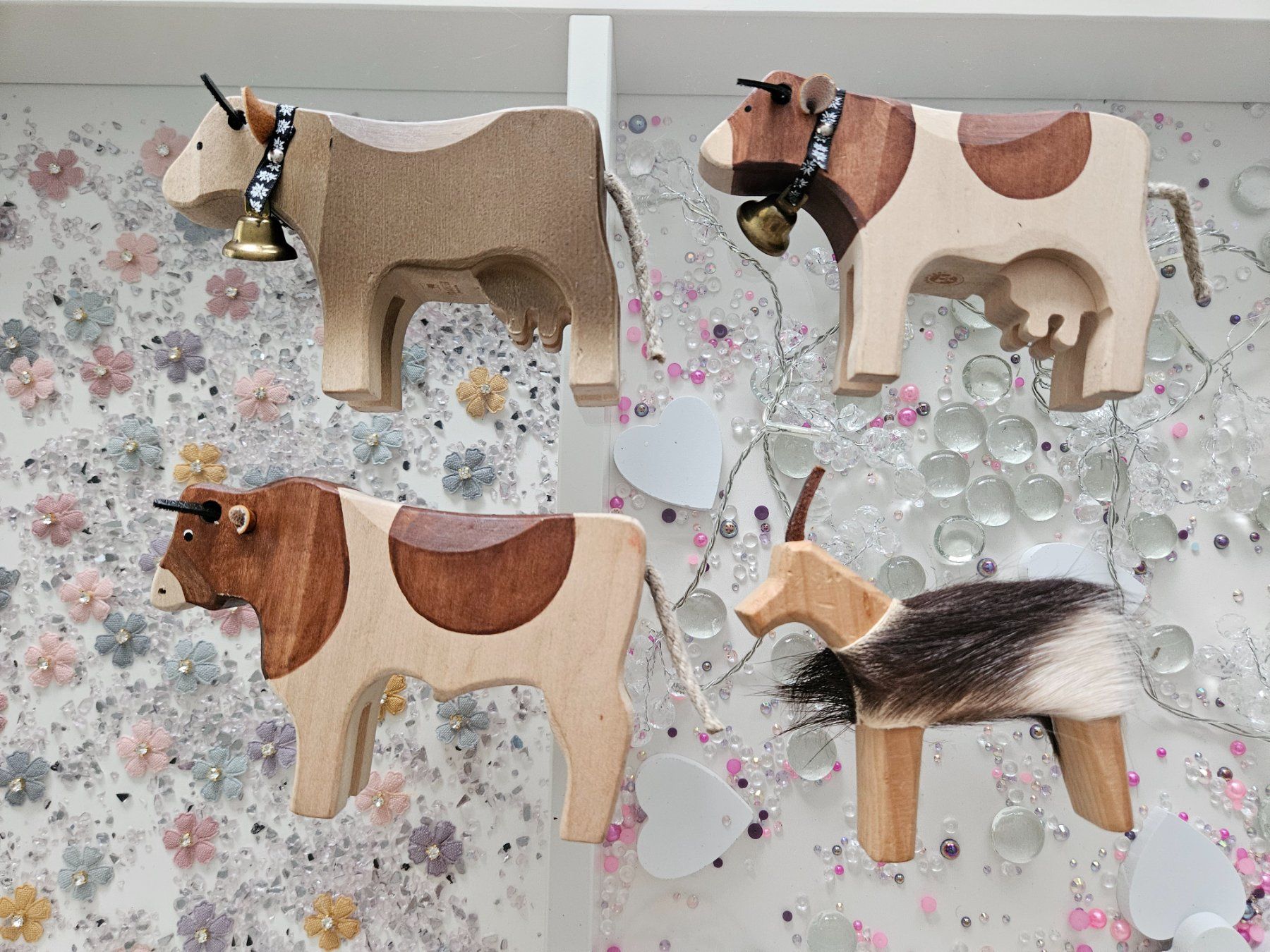 Trauffer Giocattoli: Trauffer Holzfiguren Kühe und Ziege – Usato da Unterägeri venduto da Sleepbear