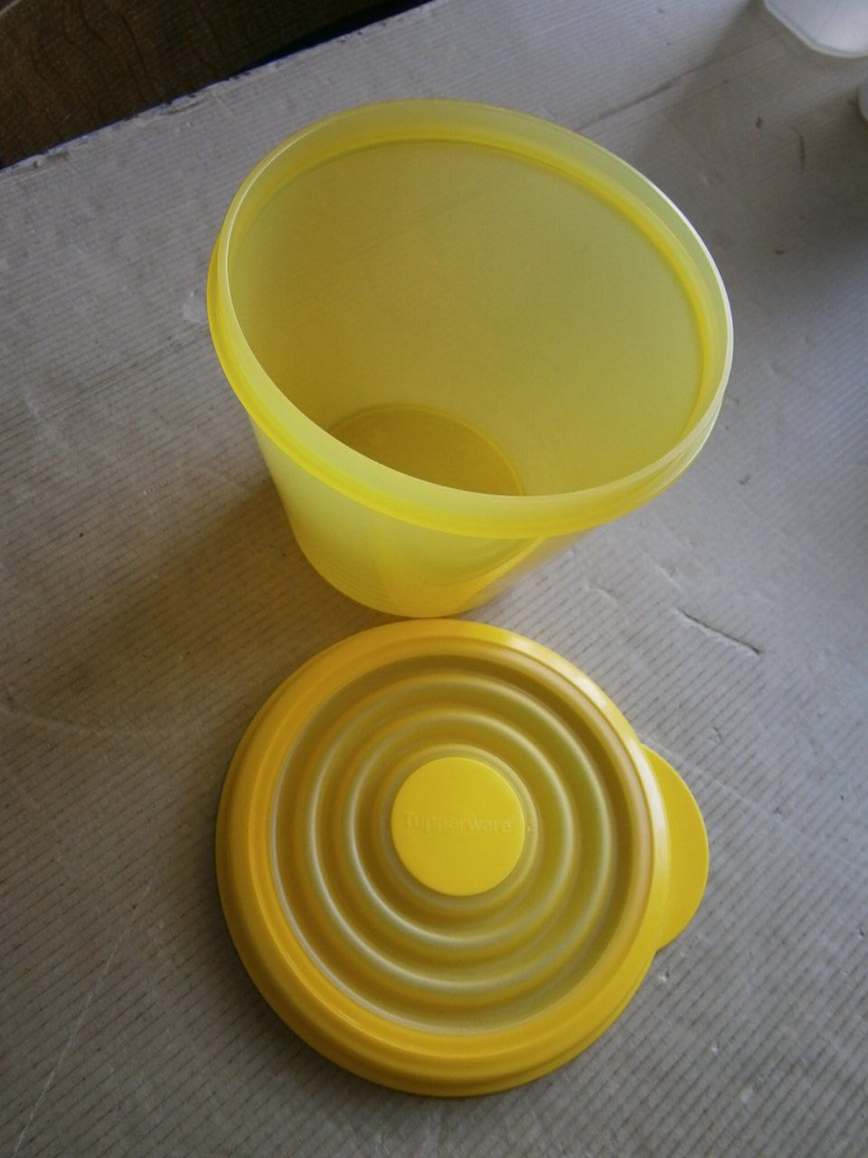 Tupperware Contenitori & Simili: Tupperware 1 Stück Eimer mit deckel – Usato da Pratteln venduto da 66werni 1