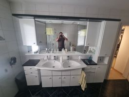Badezimmer mit Doppelwaschbecken und Spiegelschrank