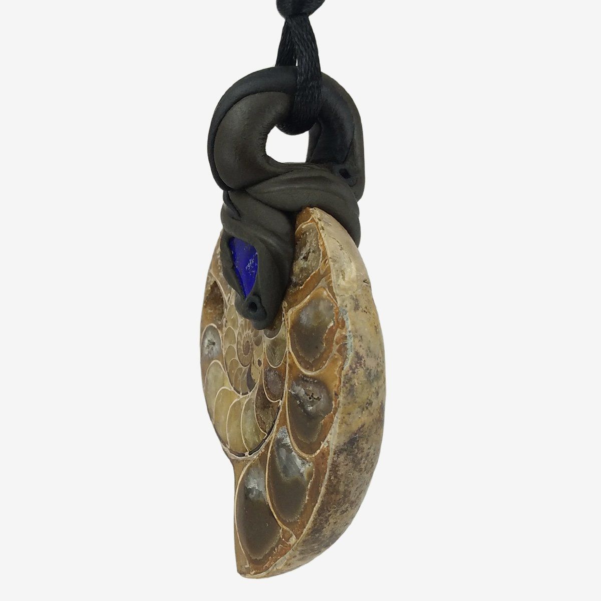 Fossili: Ammonit Fossil Steinanhänger mit eingefasstem Lapislazuli – Nuovo e nell'imballaggio originale da Meilen venduto da Kaleidoskopia 1