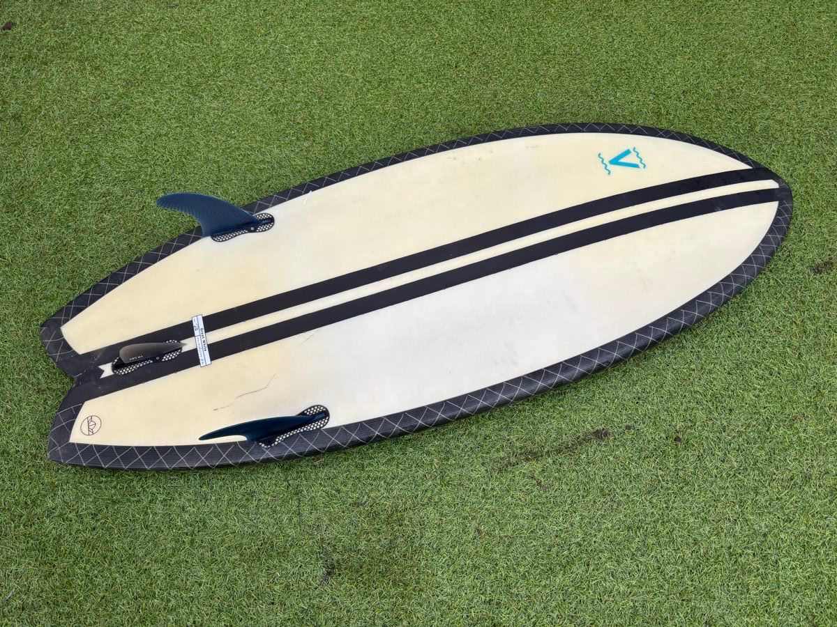 Surfboards & Schwimmbrette: Visitor Great White Wakesurfboard – Gebraucht aus Luzern von sam.l. 1
