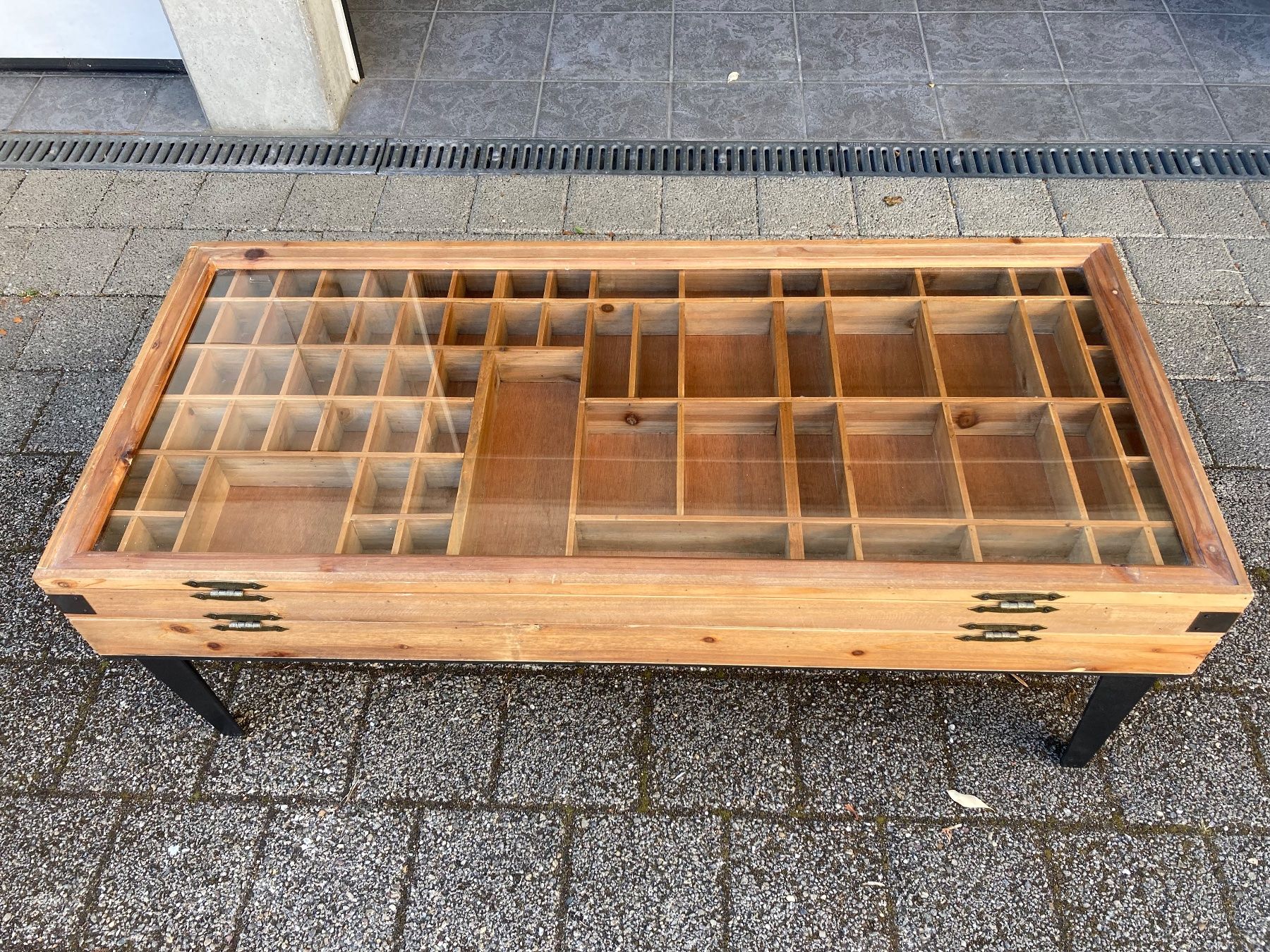 Set di tavolo e panche: Couchtisch / Sammlertisch mit Glasplatte, 122x55cm Top! – Usato da Nussbaumen AG venduto da car_7b54 1