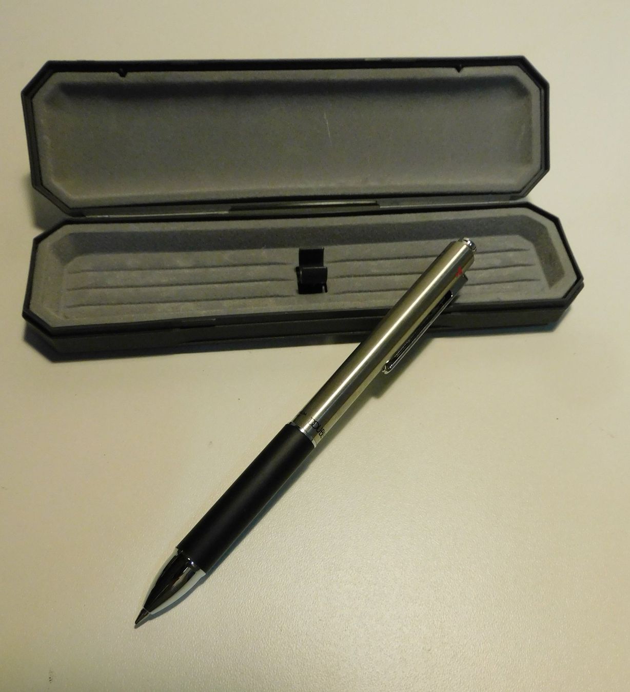 Penna & Evidenziatori: Neue Fundschätze Design Kugelschreiber mit Case – Usato da Sursee venduto da 76 3