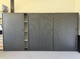 Schwarzer Metall-Büroschrank / Aktenschrank mit Schloss und