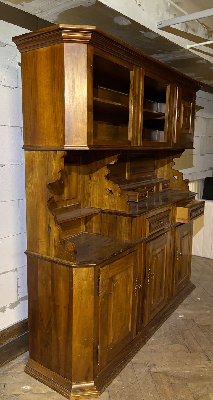 Credenze: Antike massive Anrichte Buffet (Barock-Stil / Nussbaum) – Usato da Speicher venduto da CH-Schatzkammer 2