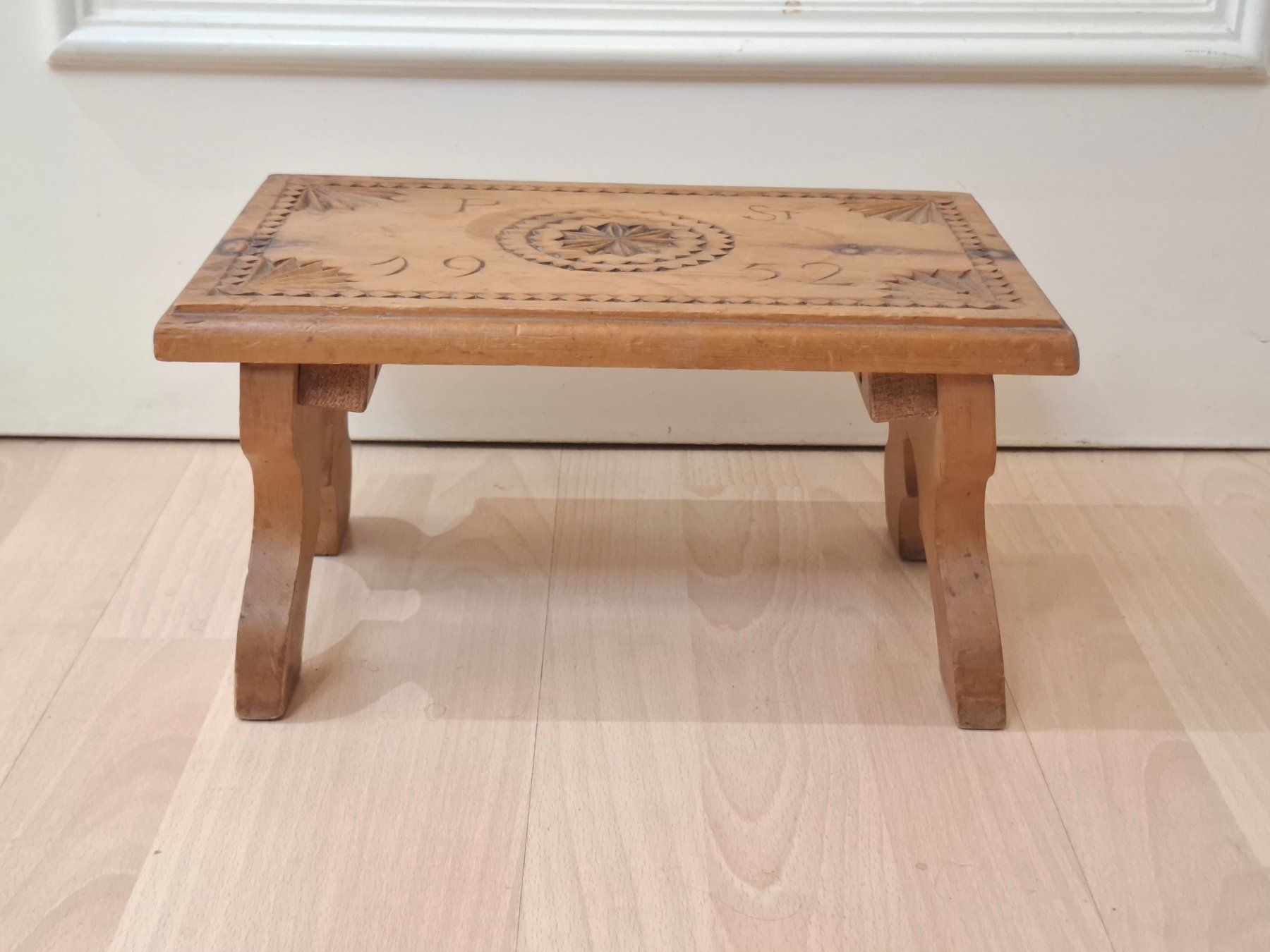 Sgabelli: Vintage handgeschnitzter alpiner Schweizer Holzhocker 1952 – Usato da Zürich venduto da bruzolda 3