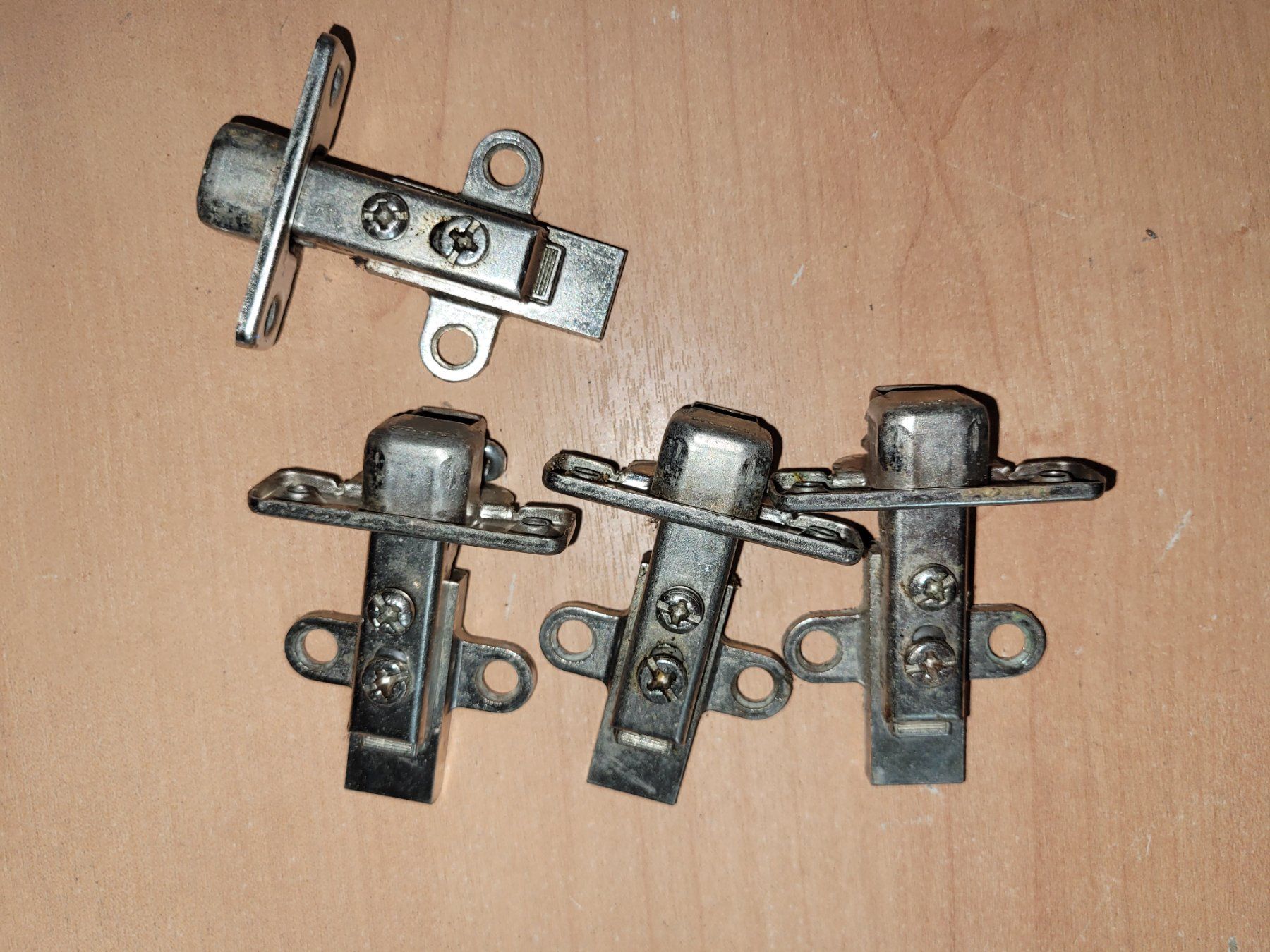 Ferramenta: Charnières de meubles – Usato da Bionnens venduto da Meg011