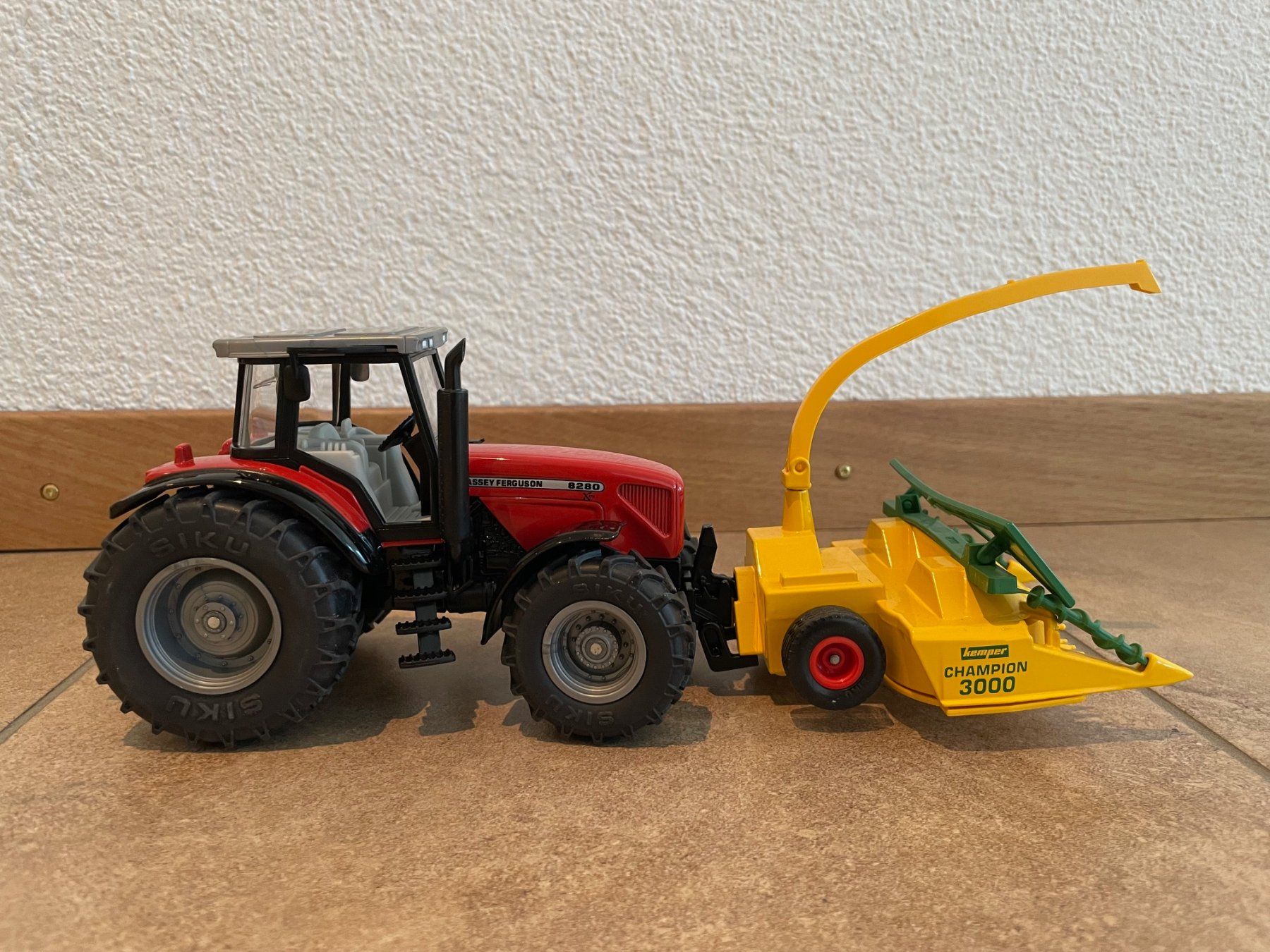Massey Ferguson Trattori: SIKU Massey Ferguson mit Kemper – Nuovo e nell'imballaggio originale da Kreuzlingen venduto da Stefan1150 2