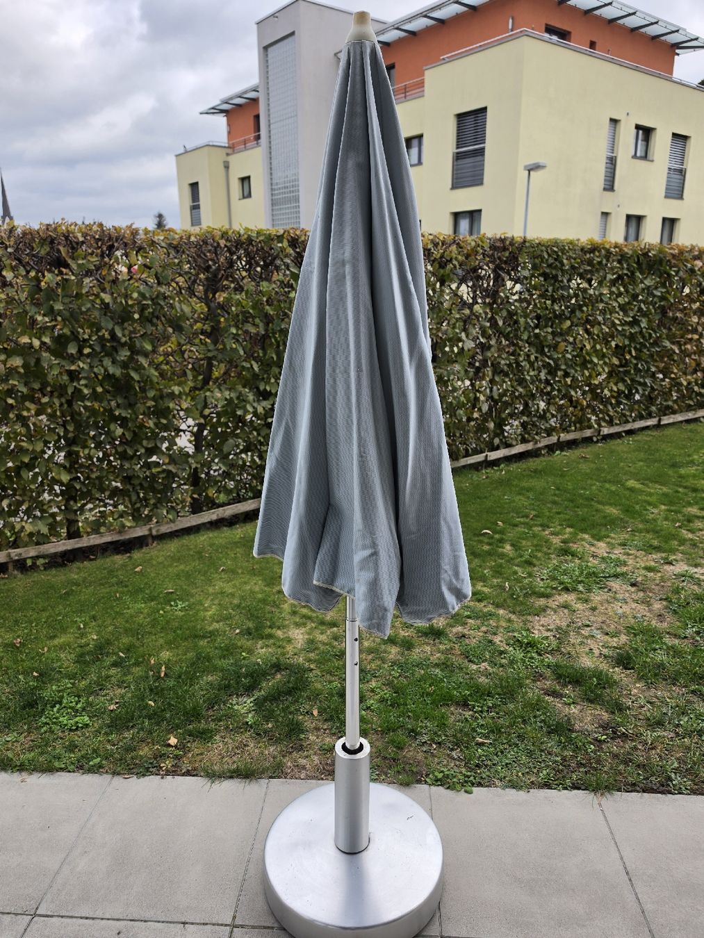 Sonnenschirme: Sonnenschirm mit massivem Metallständer grau gebraucht – Gebraucht aus Herisau von Antiques.AR 2