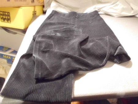 Hosen ca. Grösse 36, schwarz/Rippenmuste