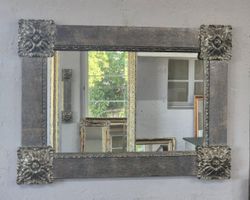 Antiker Spiegelrahmen mit historischen Schnitzteilen