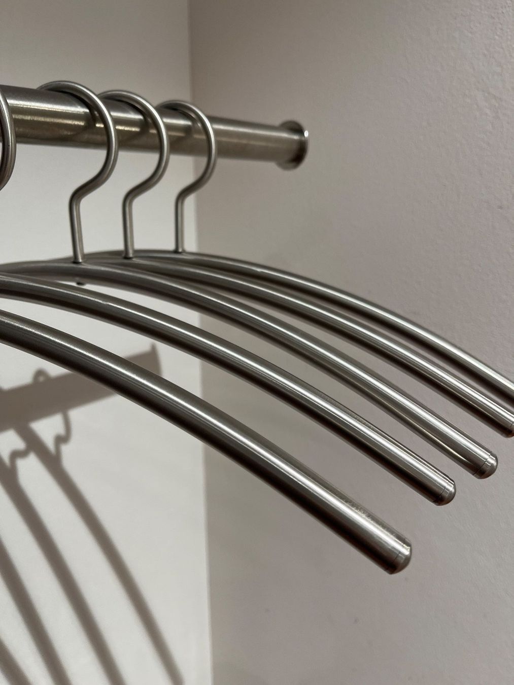 Appendiabiti: 5 Edelstahl Kleiderbügel, robust & elegant – Nuovo (secondo la descrizione) da Bronschhofen venduto da GiuseppinaLuisa 1