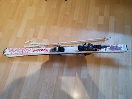 Gut erhaltene Ski mit Stöcken