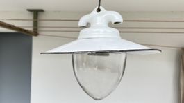 Stalllampe mit Emailleschirm und Glas