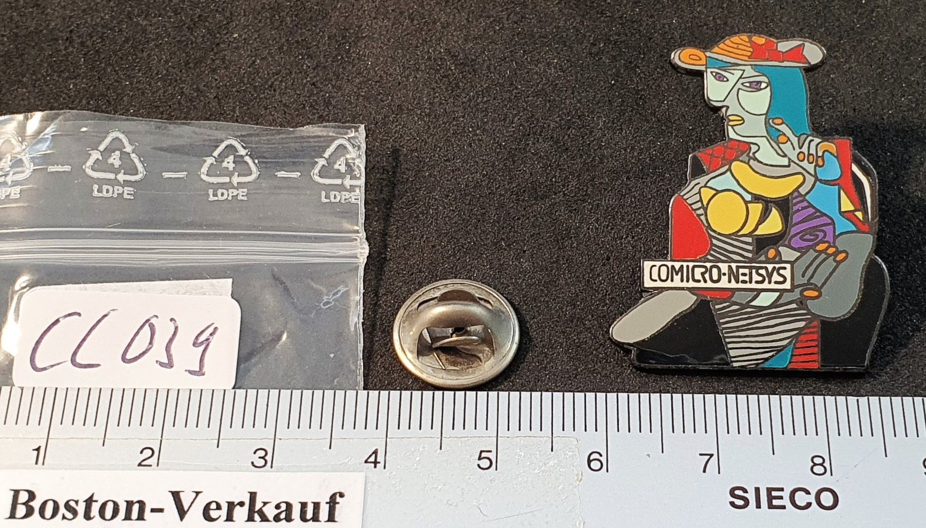 Placchette & Badge: CC039 - Kunst Pin COMICRO NETSYS / Frau – Usato da Reinach BL venduto da Boston-Verkauf 1