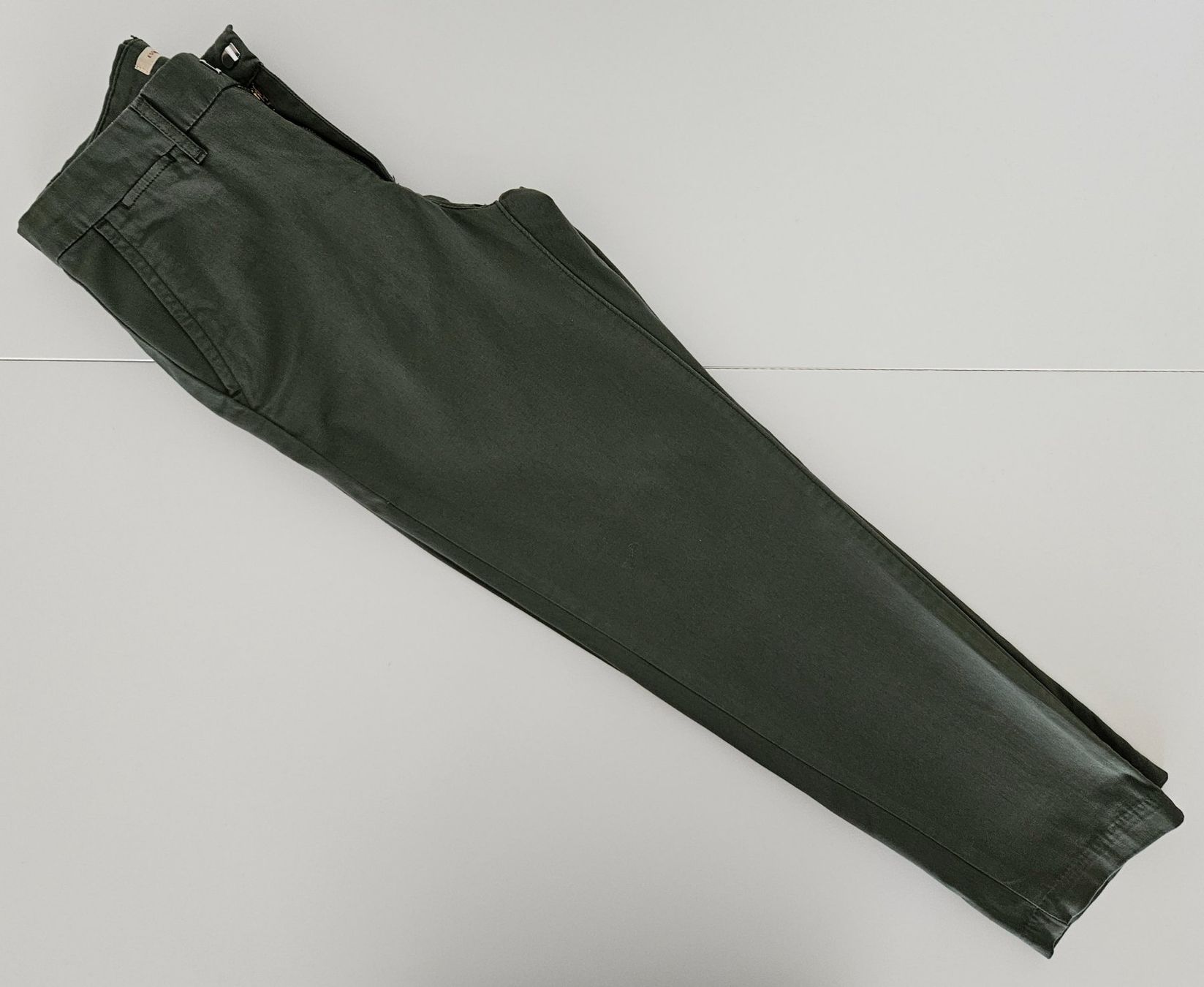 Pantaloni: Levi's Essential Chino (W25/L27) – Nuovo (secondo la descrizione) da Horgen venduto da fab_6tpl 2