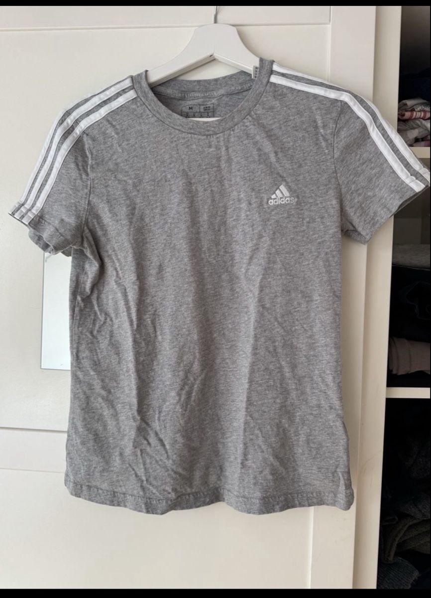 Adidas T-shirt: T-shirt – Nuovo (secondo la descrizione) da Turgi venduto da fabienne53