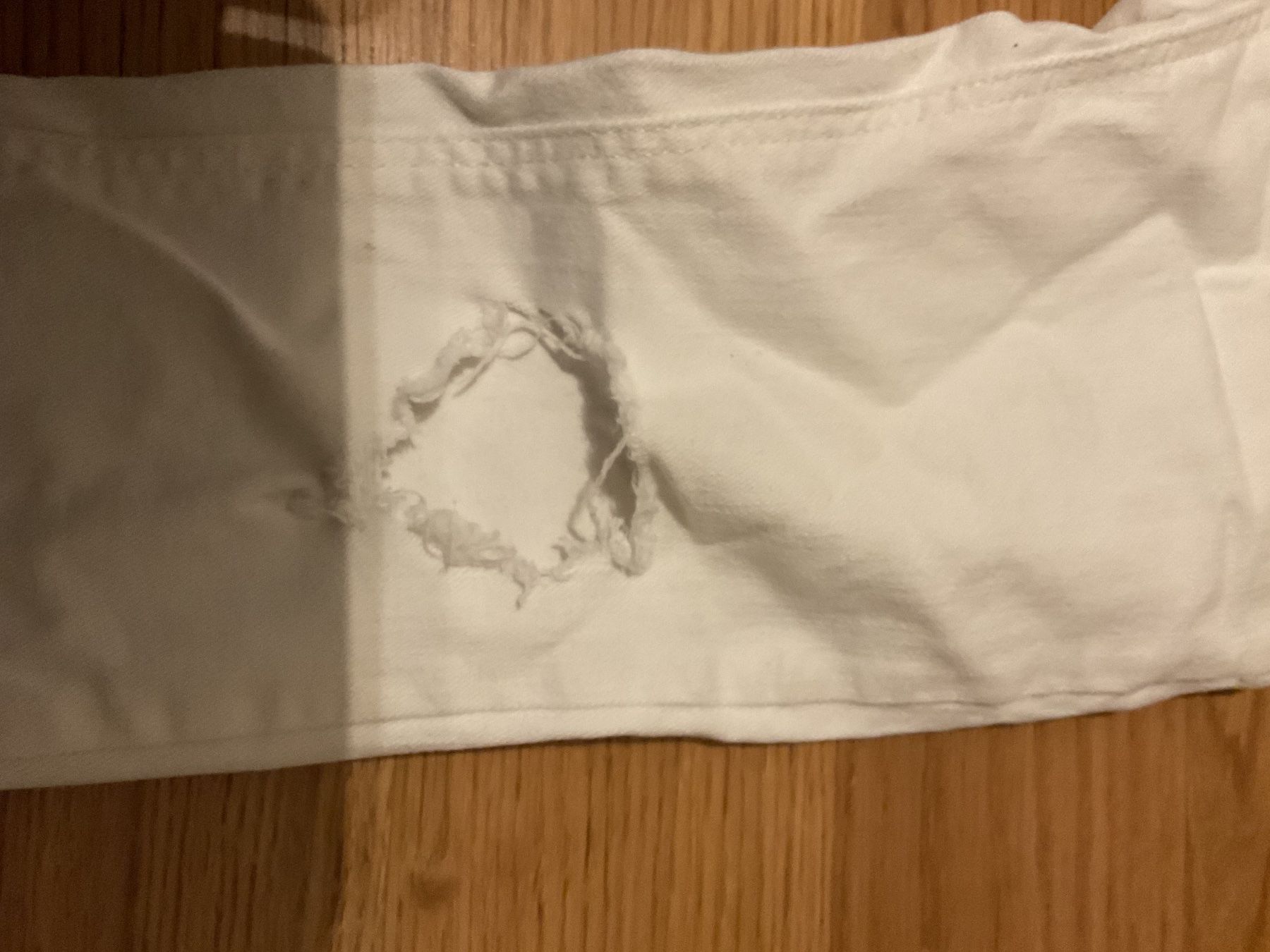 H&M Pantaloni: Weisse Sommer Jeans mit Löchern – Usato da Pfeffingen venduto da Marc4148 1