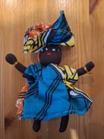 Petite poupée africaine artisanale en tissu wax (pagne)