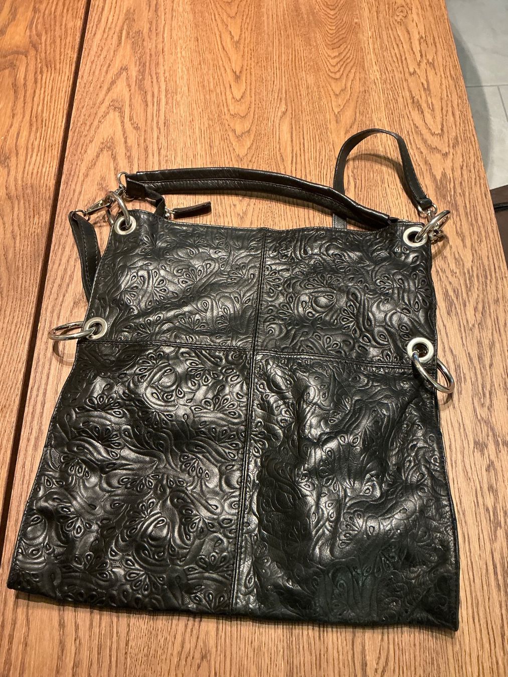 Borse da donna: Schwarze Ledertasche mit Blumenmuster – Usato da Würenlos venduto da Starceve 1