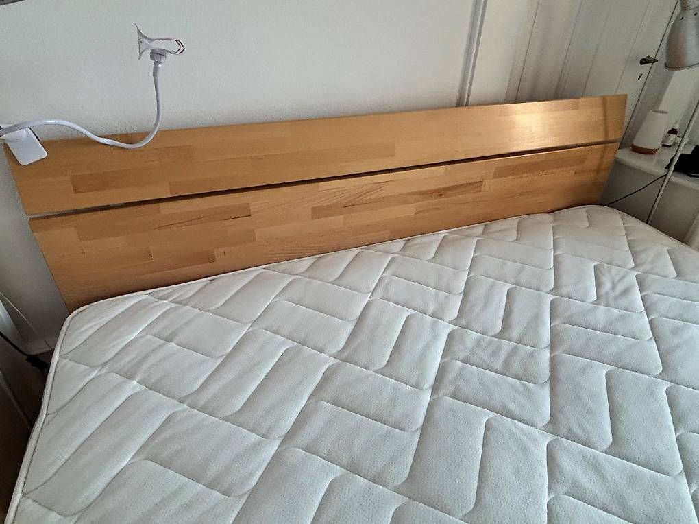 Lits: Lit et matelas King  – D'occasion à Neuchâtel par pol_v676 2