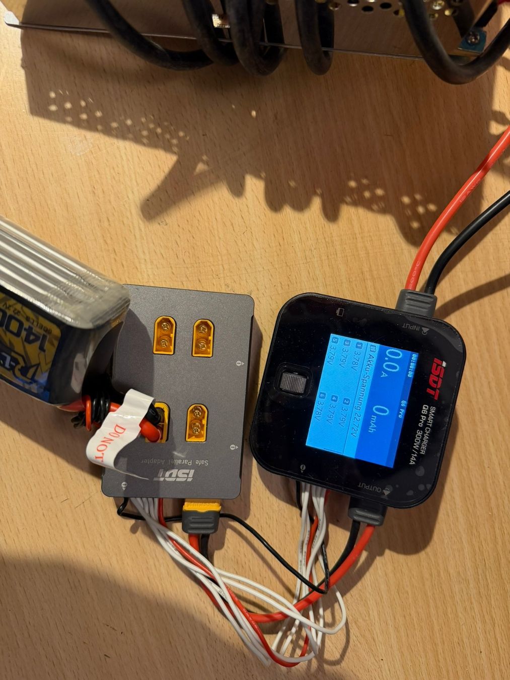 ISDT Batterie, Caricabatterie & Alimentatori: ISDTQ6 Pro Ladegerät inkl Netzteil und 4x Parallel Adapter – Usato da Gattikon venduto da Jonathan_No 2