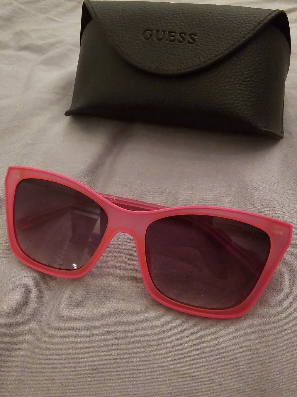 Guess Occhiali & Lenti: Pinke Guess Sonnenbrille – Usato da Zürich venduto da ale_bg2x