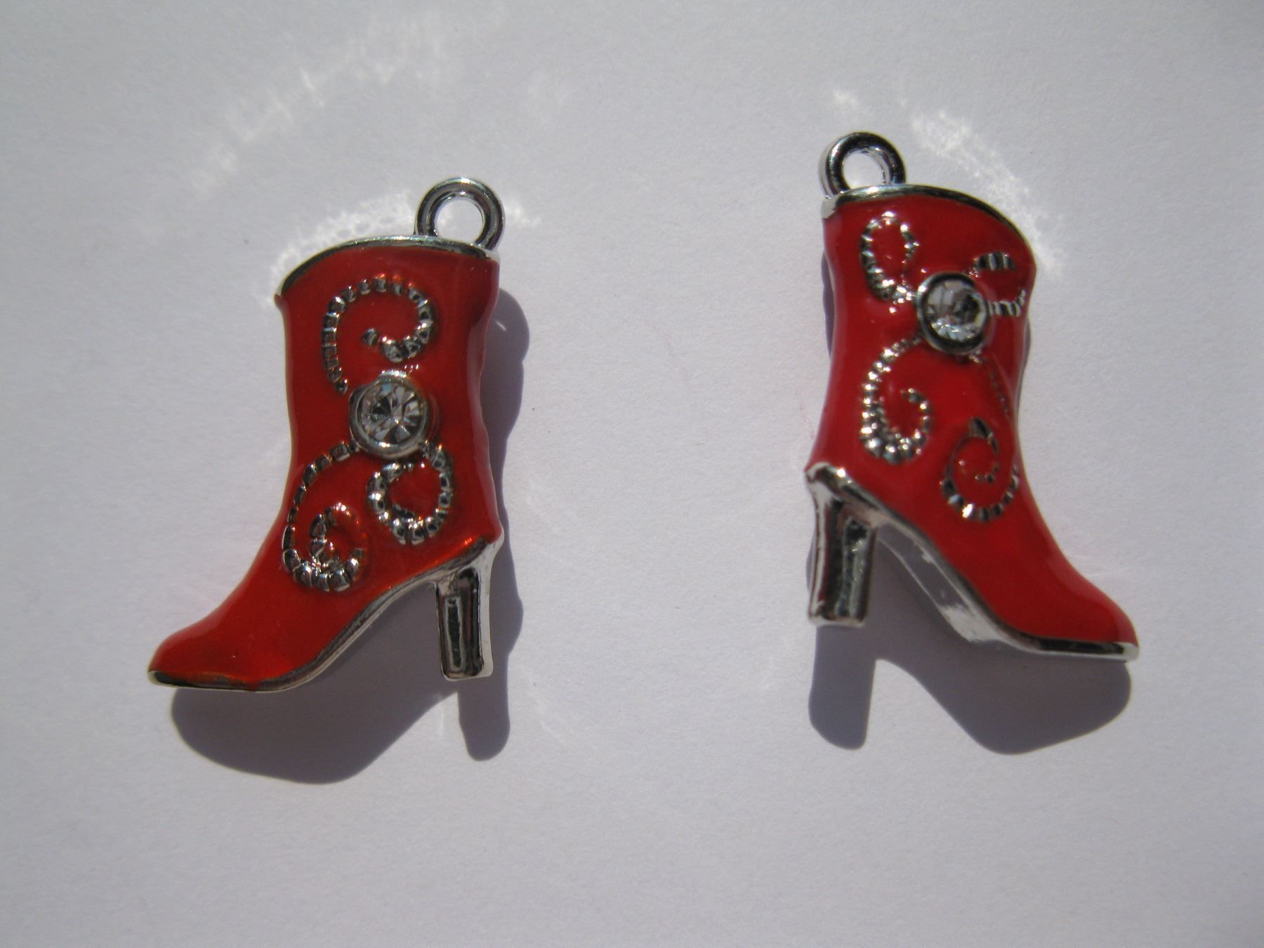 Perle (finte): 3D Anhänger Stifelette, Stiefel, silber/rot – Nuovo e nell'imballaggio originale da St. Margarethen TG venduto da LuanaKa 1
