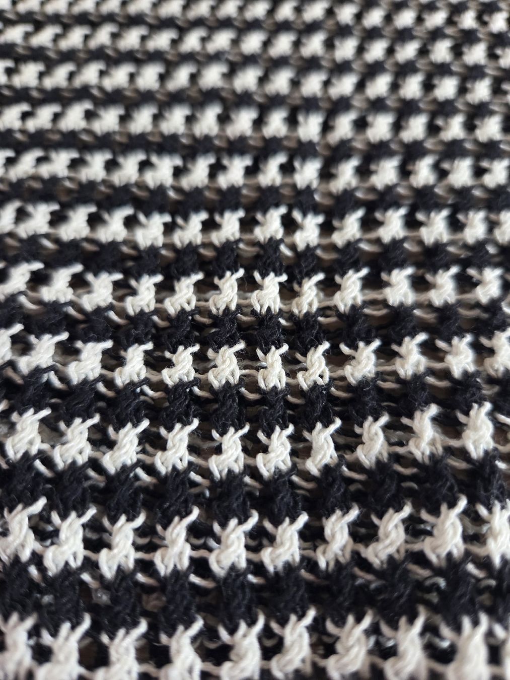 Top: Pull léger Fend. noir et blanc avec boutons - T.38 – Usato da Praz-de-Fort venduto da val_j9xs 2