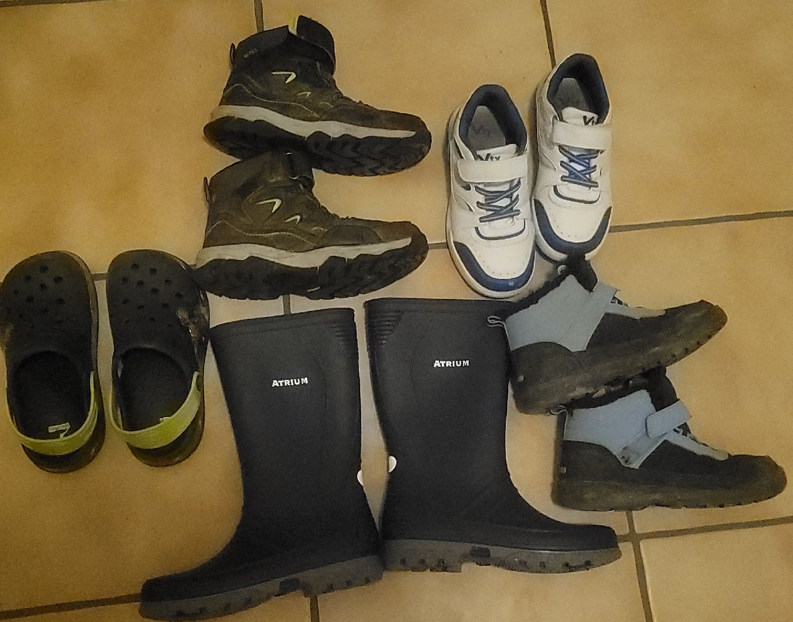 Scarpe per ragazzi: Mixed Shoes Bundle: Boots, Rainboots, Crocs, Size 31-32 – Usato da Killwangen venduto da hhonair