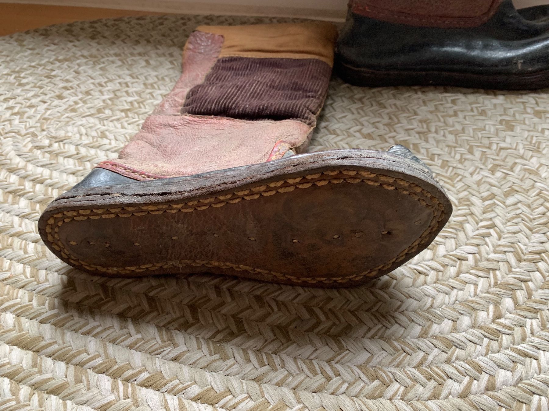 Scarpe da donna: Antike Schuhe aus Himalayagebiet – Usato da Basel venduto da Akinom50 1