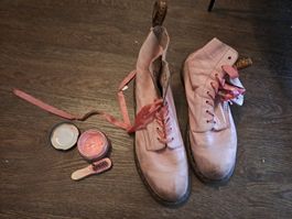 Dr. Martens Stiefel rosa Leder inklusive Pflegeprodukt