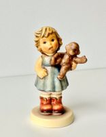 Goldige Goebel Hummel Figur Mädchen mit Affenstofftier