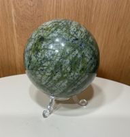 Wunderschöner Serpentin Kugel mit Ständer aus Madagaskar