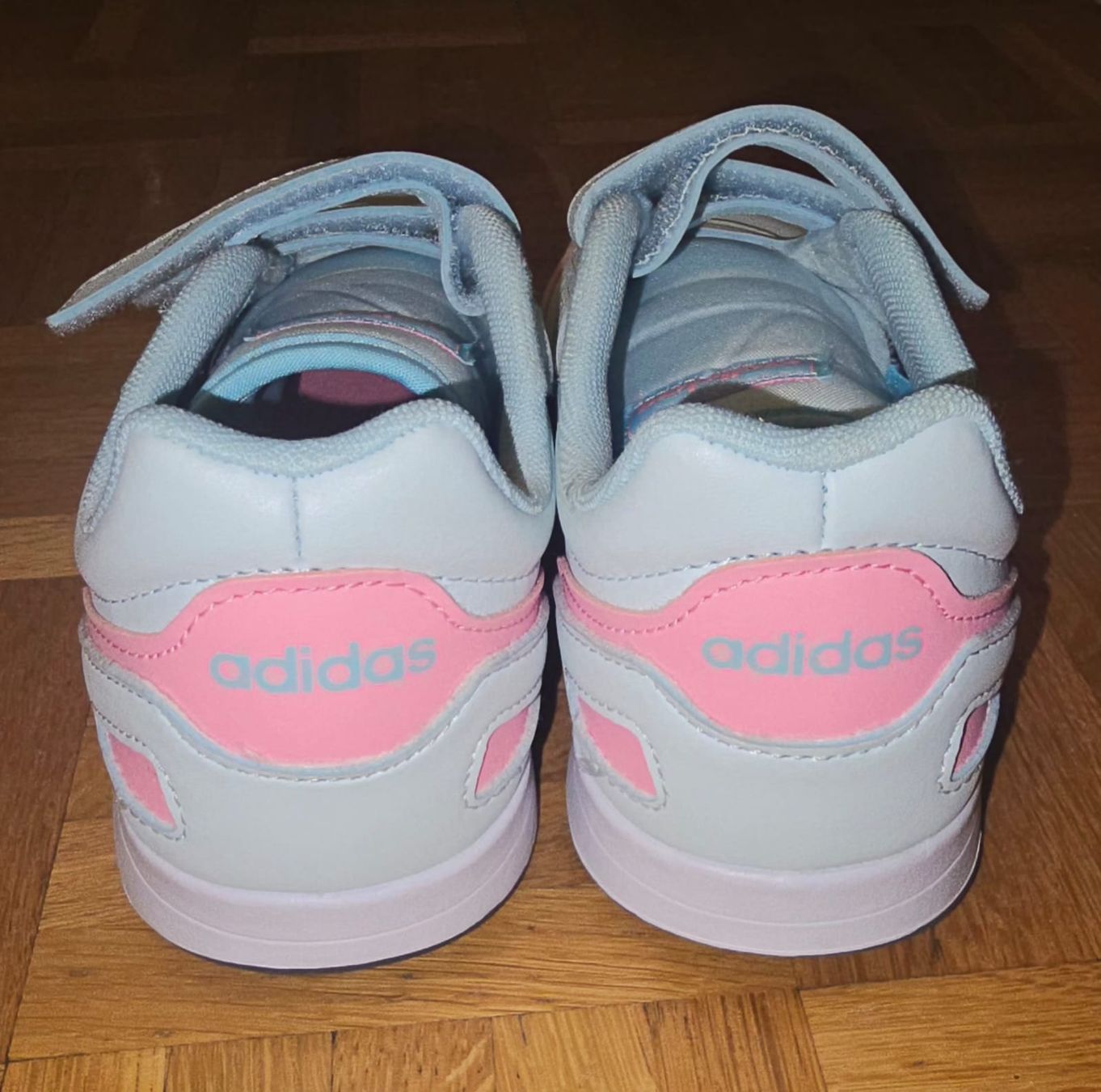 Adidas Schuhe für Mädchen: neue Adidas Hallenturnschuhe Gr 35 – Neu (gemäss Beschreibung) aus Emmen von whytekc 4
