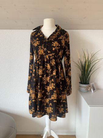 Schönes Kleid mit Blumenmuster, Grösse 38