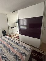 Moderner Schwebetürenschrank mit Spiegel & Glasfront