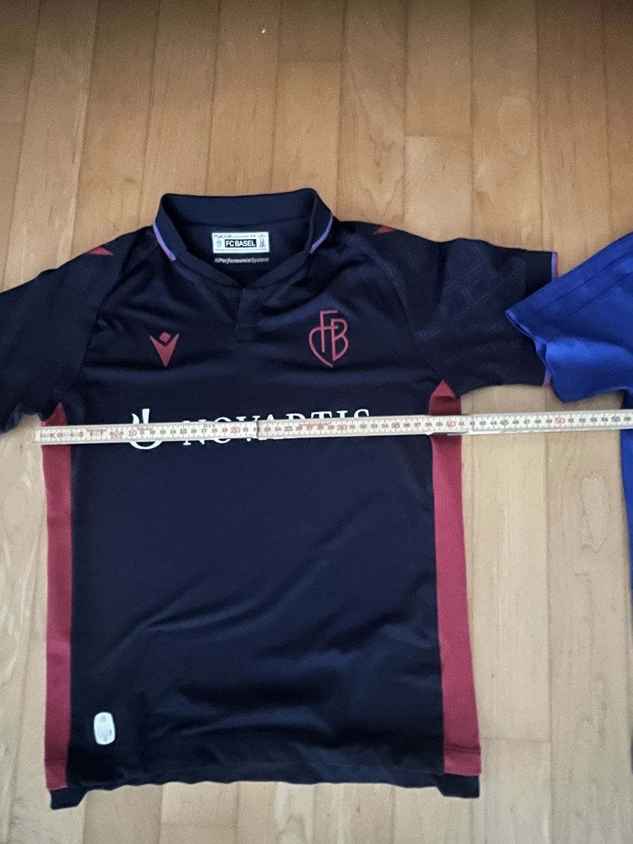 FC Basel Scarpe, pantaloni & magliette da ginnastica: FC Basel Trikots Macron Adidas.Grösse S -XXS – Usato da Allschwil venduto da Manolictus 5