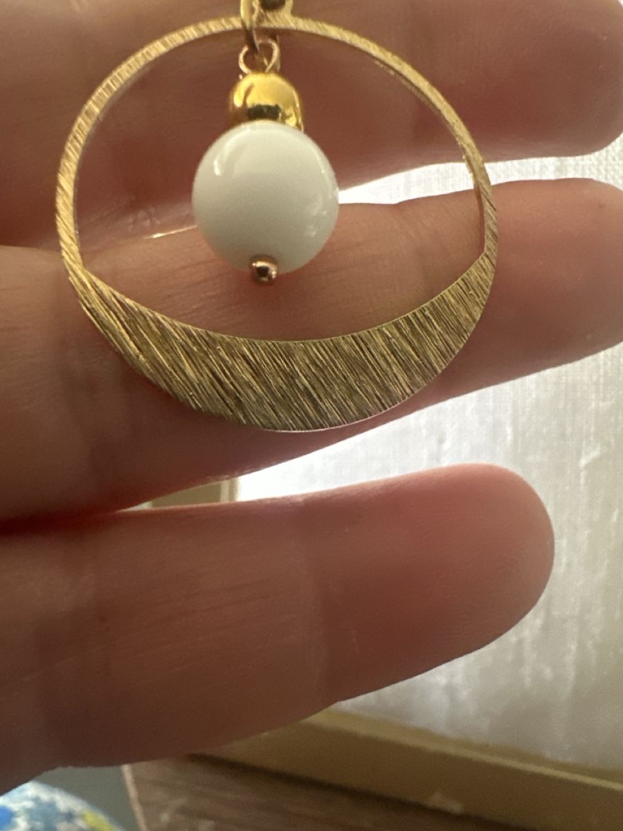 Ohrringe & -stecker: Gold tone hoop earrings with white bead – Neu (gemäss Beschreibung) aus Bouveret von dou_g8q7 2