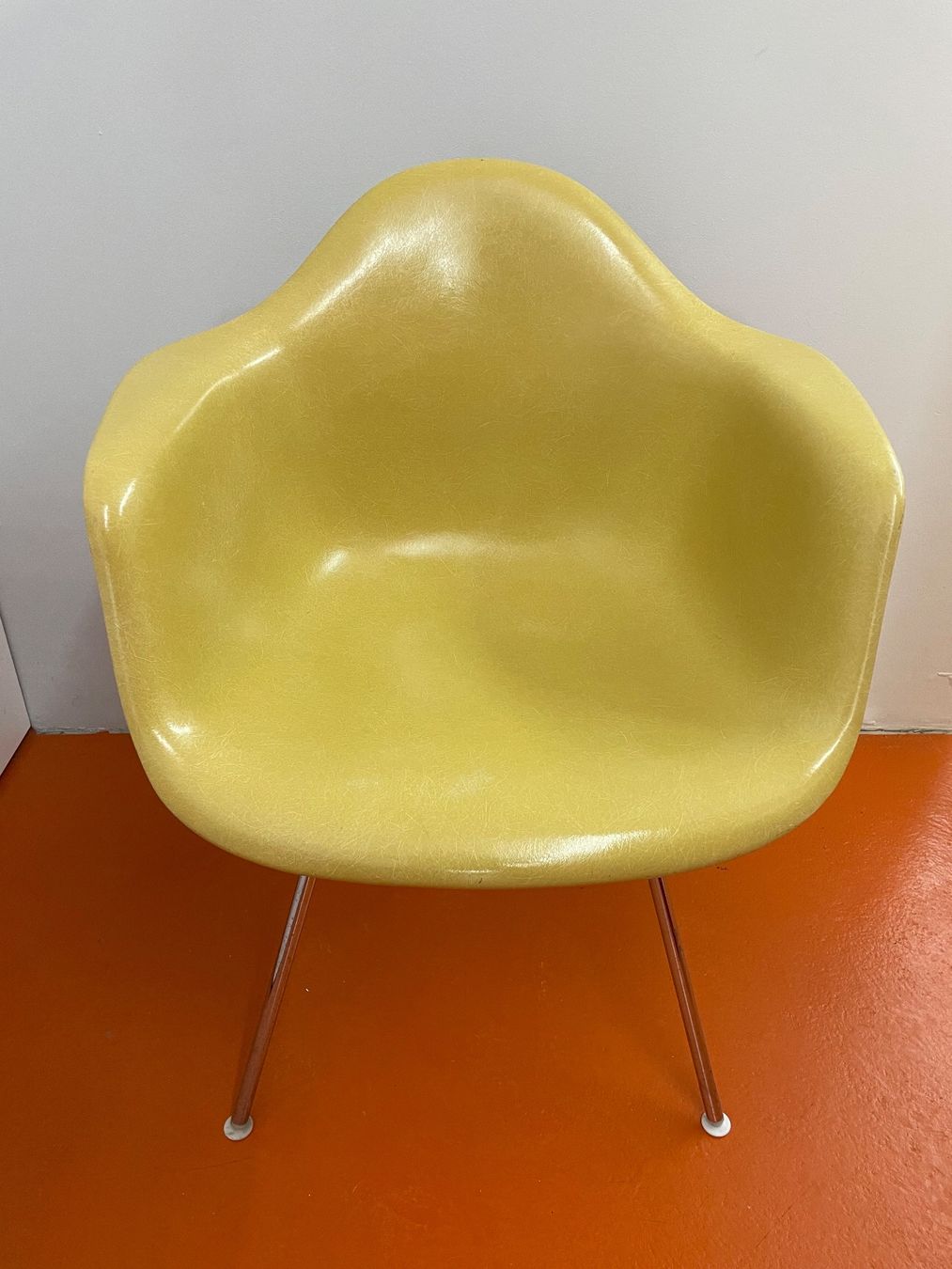 Eames Poltrone: Eames Fiberglas Armchair in ocker light – Usato da ipsach venduto da Latigo