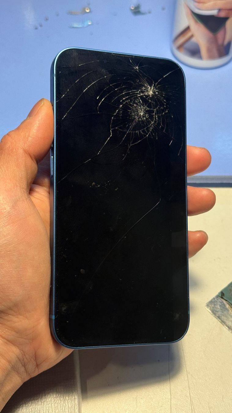 Apple Handys / Smartphones: Écran original d iPhone 13 vitres fissuré – Gebraucht aus Morges von DA-repa 1