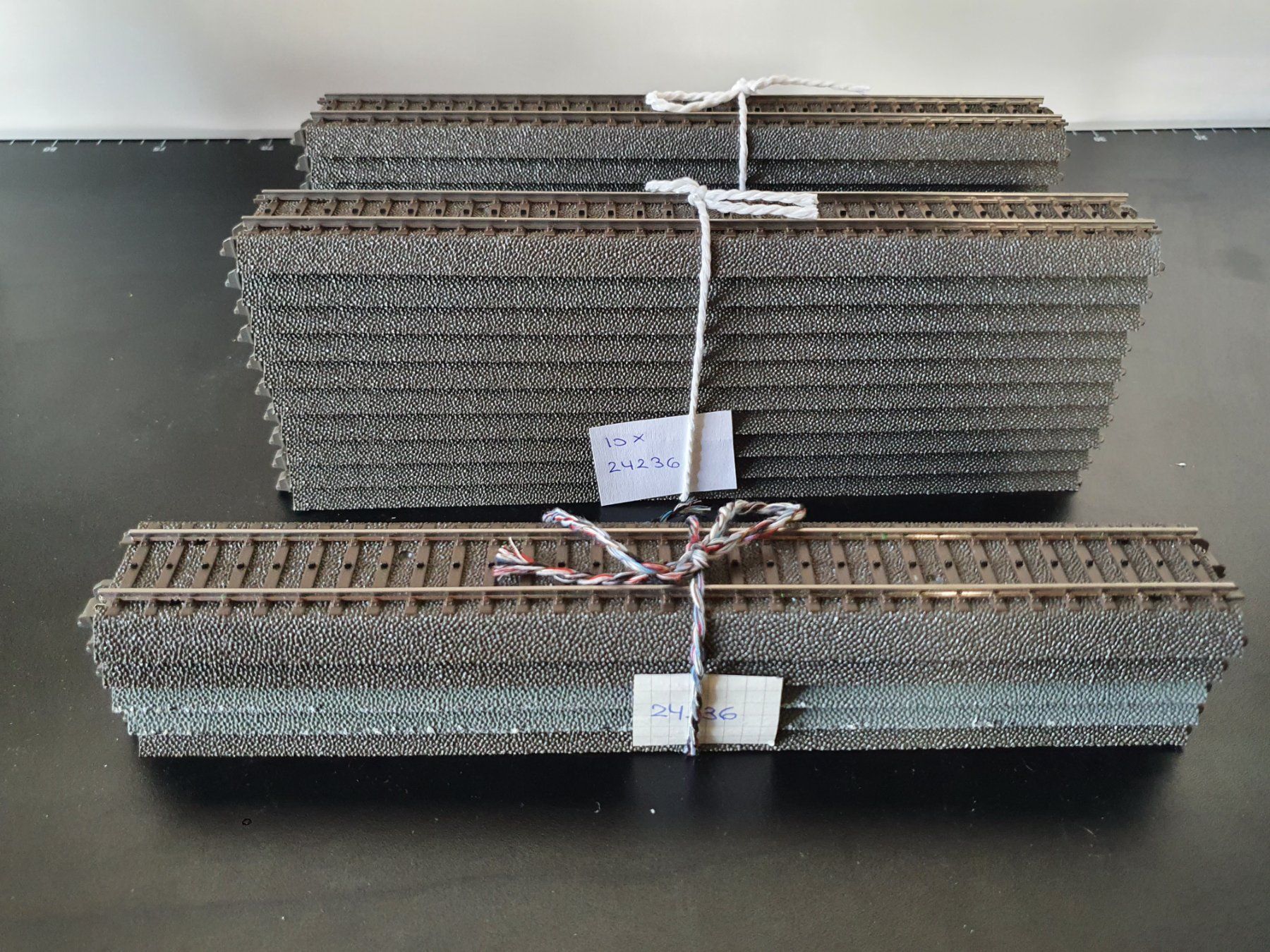 Märklin Modellini di ferrovie: MÄRKLIN: 25 X C-GLEISE GERADE 24236 – Usato da Biglen venduto da taunus82