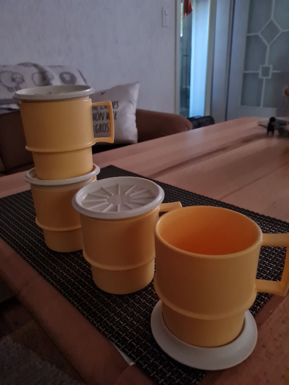 Tupperware Tassen: Tupperware 4Becher gelb mit Deckel neu – Neu (gemäss Beschreibung) aus Münsingen von Cuci31 5