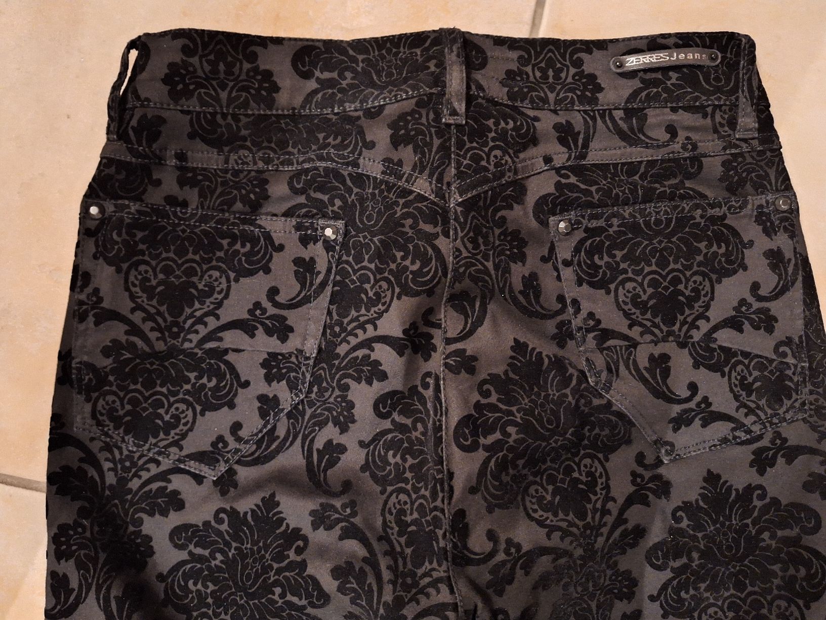 Pantaloni: Hose im Ausbrennerstil. Samtblumen – Usato da Rheinfelden venduto da Cleopatra2000 5