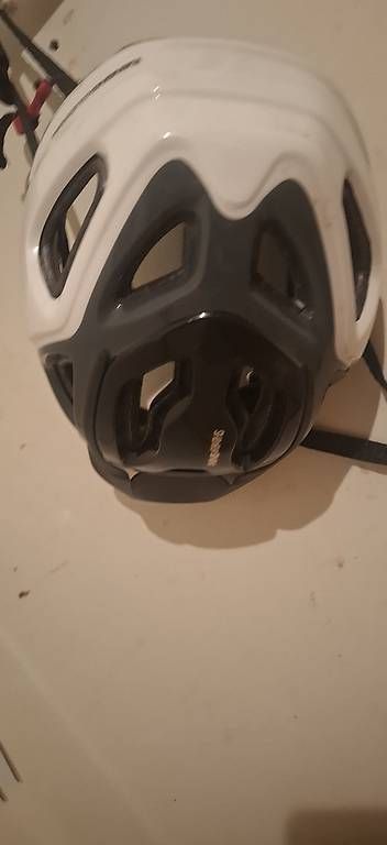 Casques: Casque de vélo  – D'occasion à Lausanne par gdu_y8kp 1