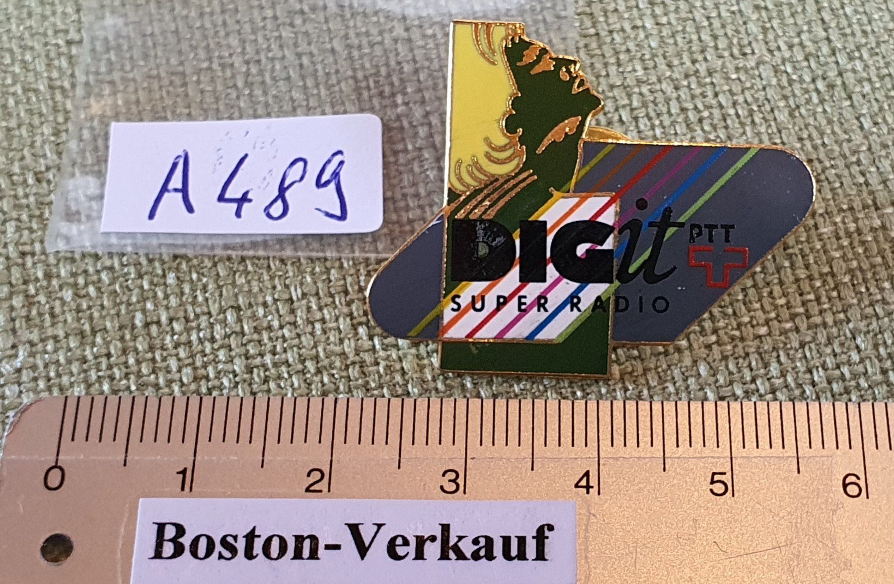Plaketten & Abzeichen: A489 - Pin PTT DIGit Super Radio – Gebraucht aus Reinach BL von Boston-Verkauf 2
