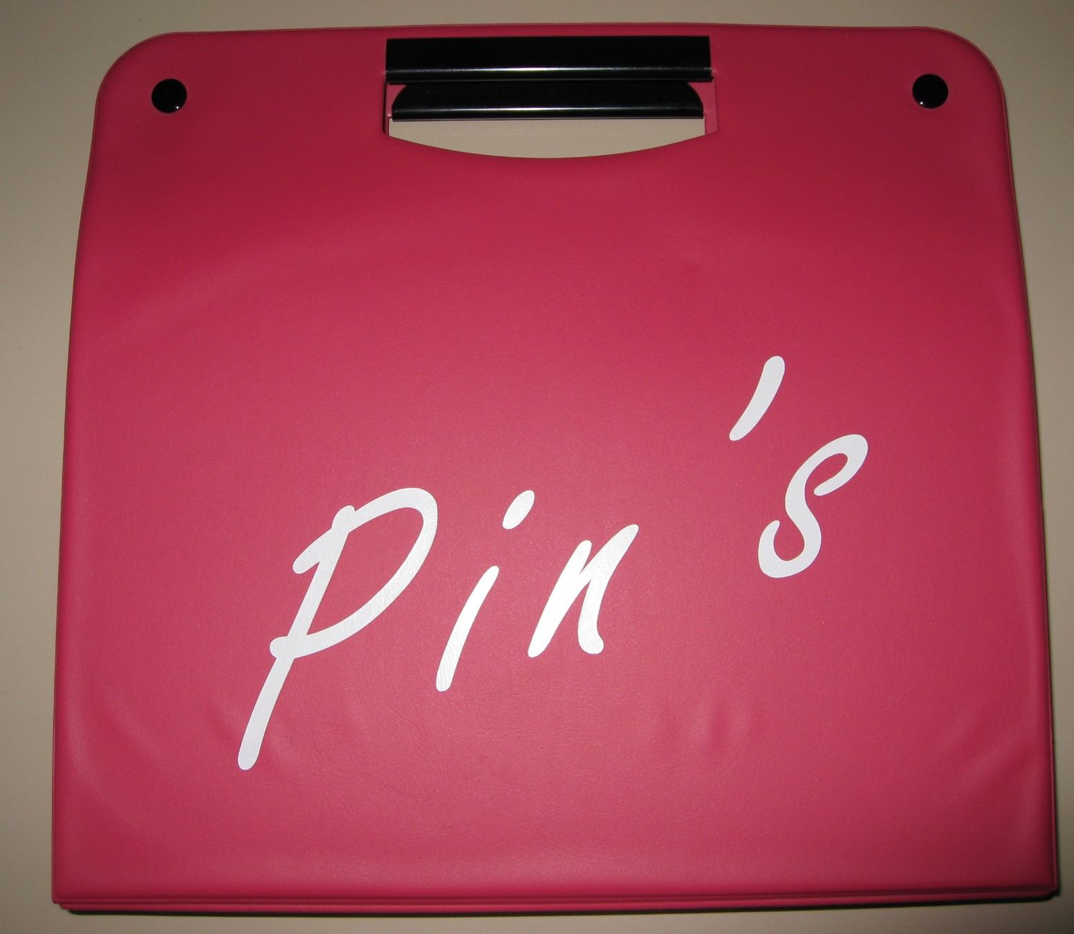 Placchette & Badge: Sammelordner mit 128 Pins – Usato da Burgdorf venduto da Crubi