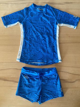 UV-Badeshirt und Badehose Grösse 110 von Reima